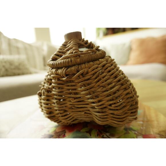 Handwoven Wicker Beehive Basket with Lid - Picture 2 of 4